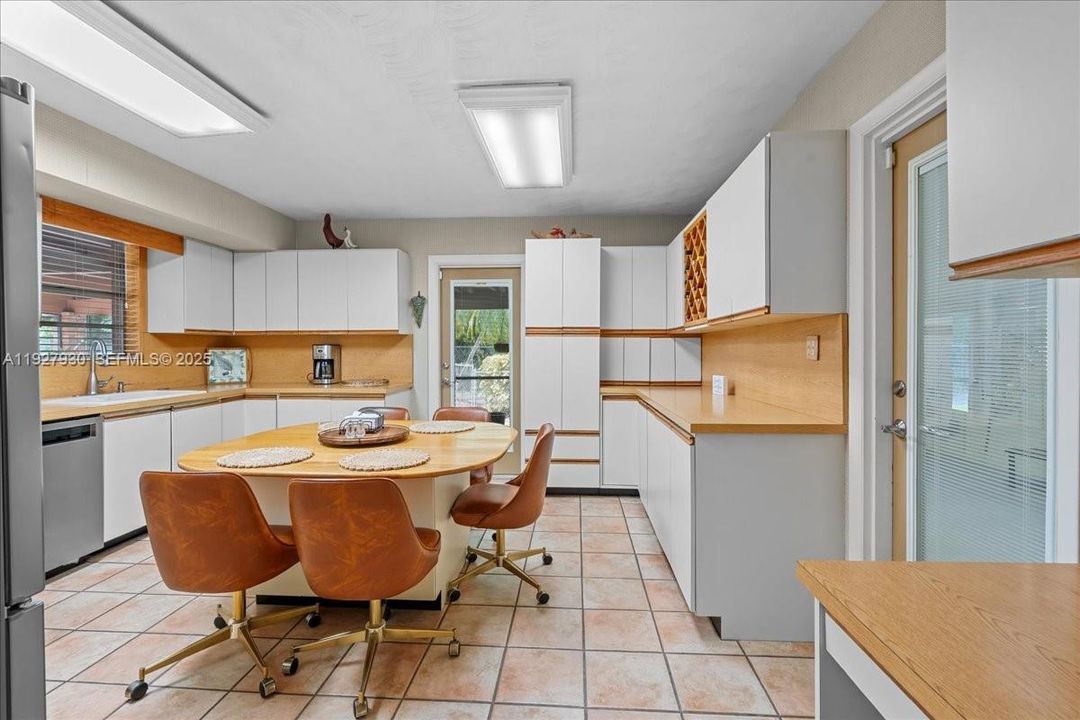 На продажу: $550,000 (3 спален, 2 ванн, 1834 Квадратных фут)