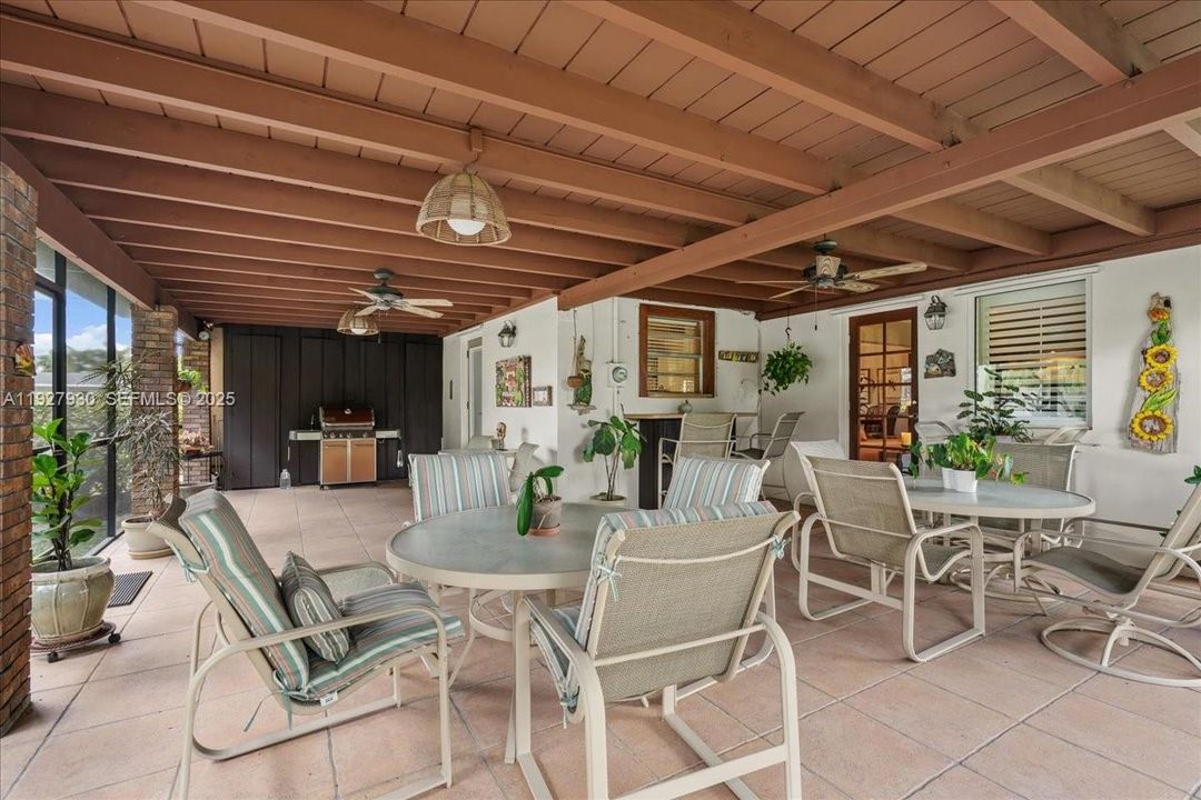 На продажу: $550,000 (3 спален, 2 ванн, 1834 Квадратных фут)