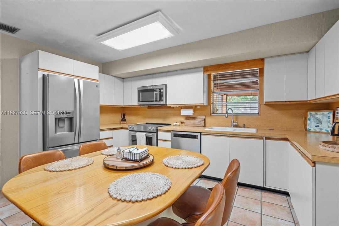 На продажу: $550,000 (3 спален, 2 ванн, 1834 Квадратных фут)