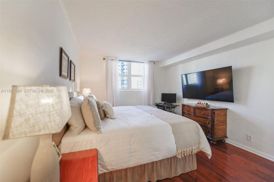 待售: $300,000 (1 贝兹, 1 浴室, 906 平方英尺)