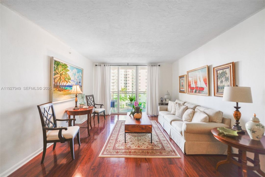 待售: $300,000 (1 贝兹, 1 浴室, 906 平方英尺)