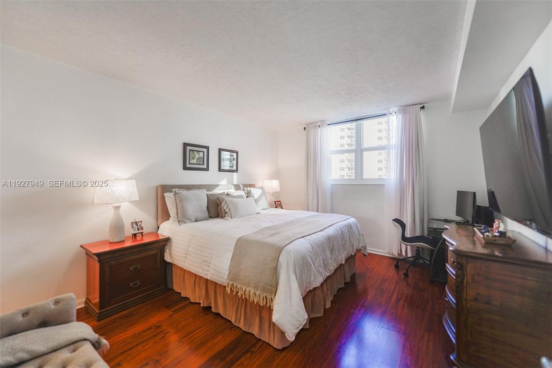 待售: $300,000 (1 贝兹, 1 浴室, 906 平方英尺)