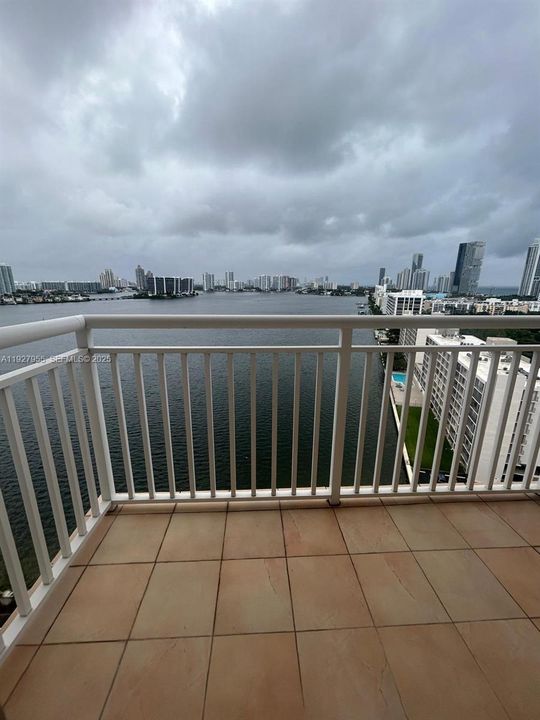 В аренду: $2,500 (2 спален, 2 ванн, 1275 Квадратных фут)