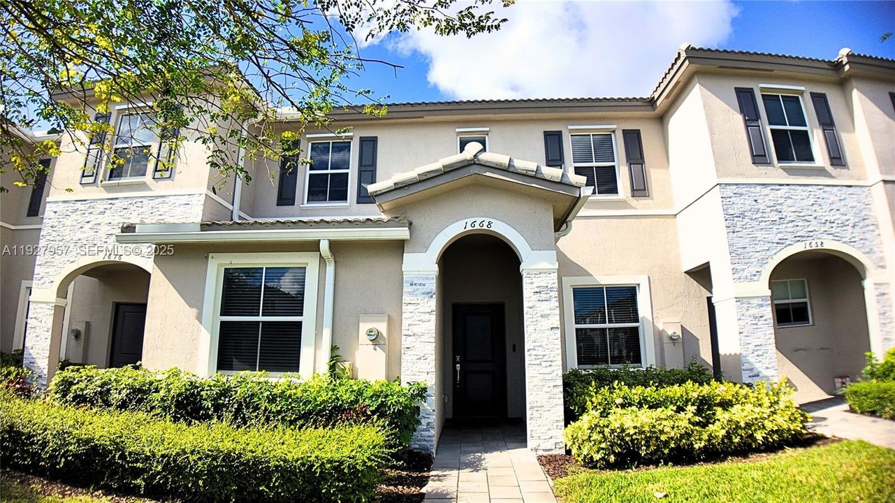 En Renta: $2,350 (3 camas, 3 baños, 1328 Pies cuadrados)