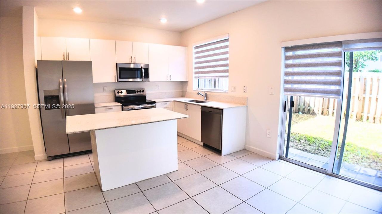 En Renta: $2,350 (3 camas, 3 baños, 1328 Pies cuadrados)