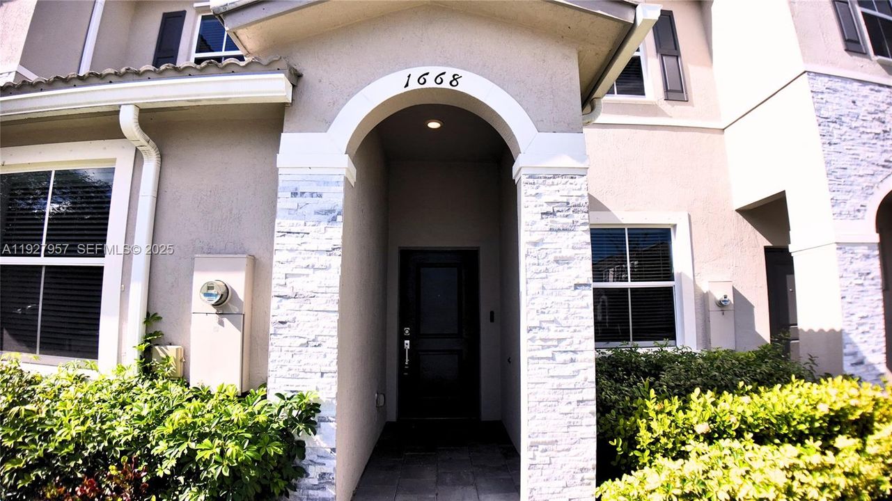 En Renta: $2,350 (3 camas, 3 baños, 1328 Pies cuadrados)