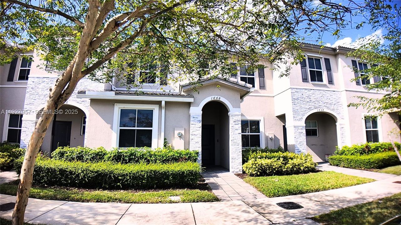 En Renta: $2,350 (3 camas, 3 baños, 1328 Pies cuadrados)