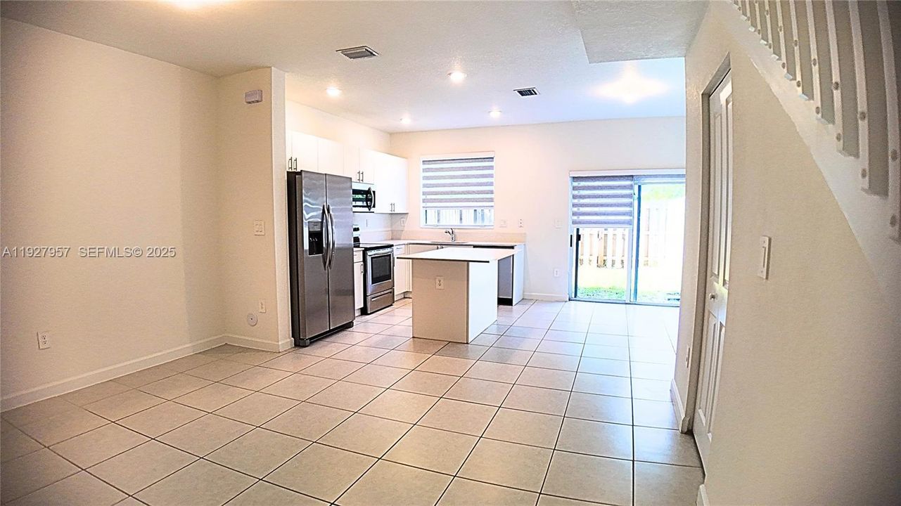 En Renta: $2,350 (3 camas, 3 baños, 1328 Pies cuadrados)