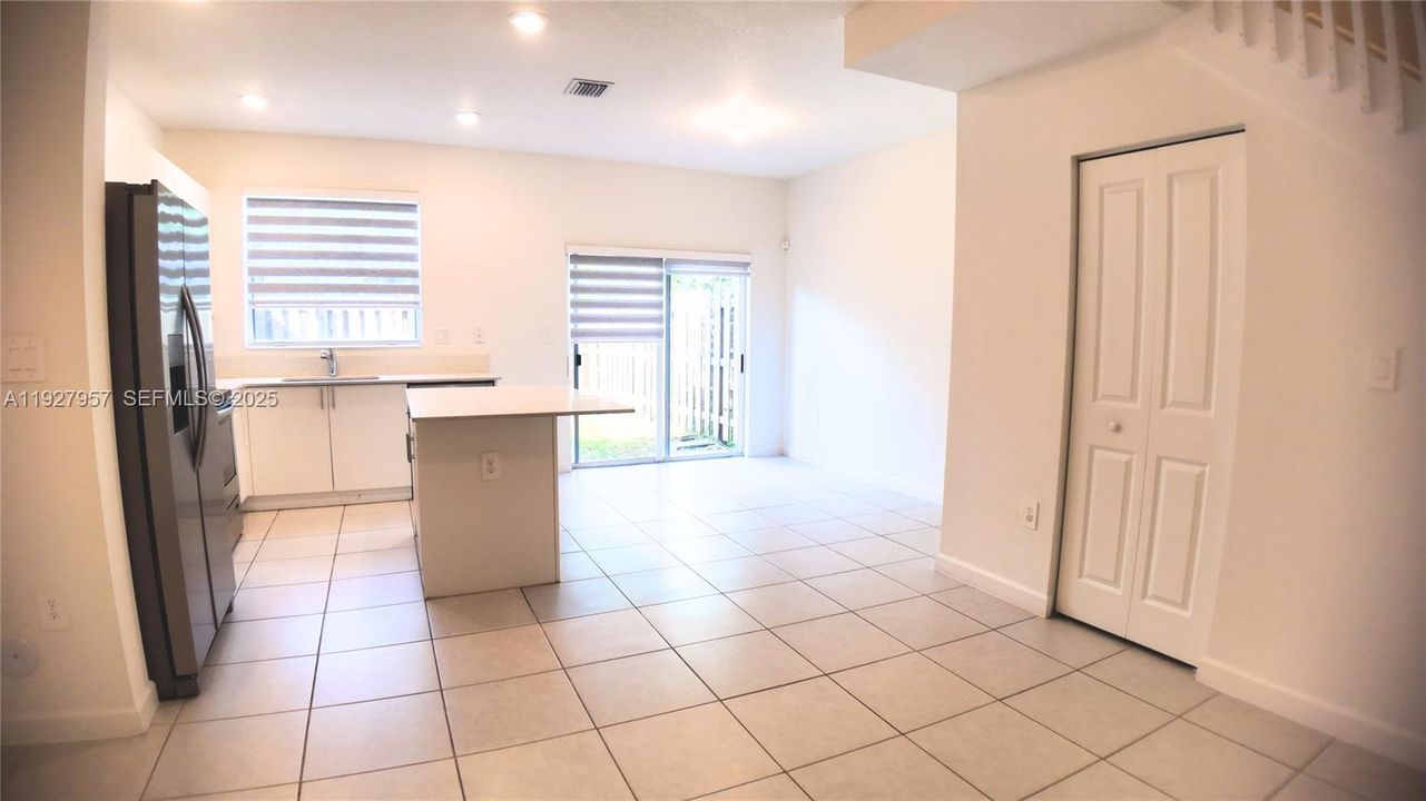 En Renta: $2,350 (3 camas, 3 baños, 1328 Pies cuadrados)