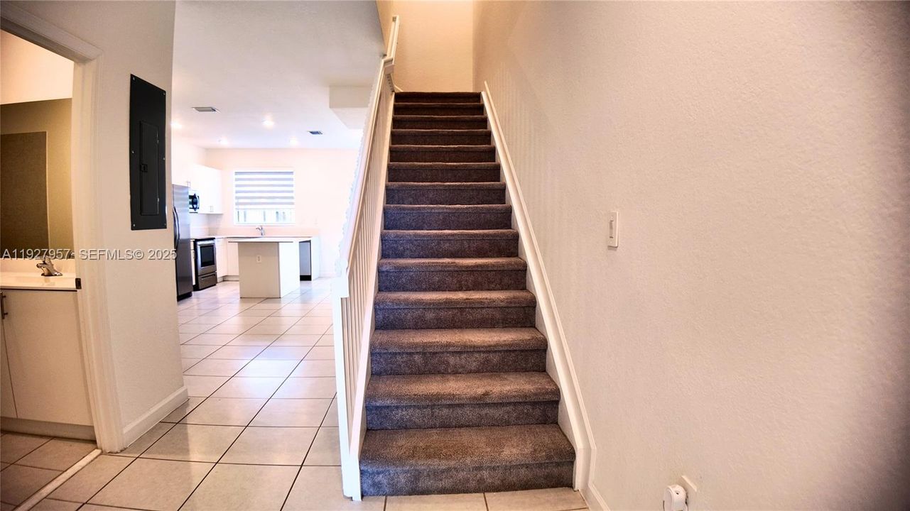 En Renta: $2,350 (3 camas, 3 baños, 1328 Pies cuadrados)