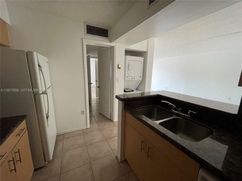 For Rent: $1,850 (1 beds, 1 baths, 676 Square Feet)