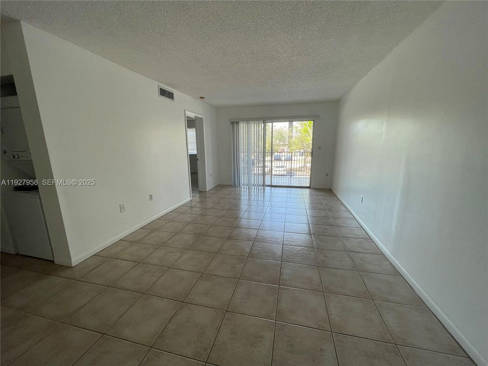 For Rent: $1,850 (1 beds, 1 baths, 676 Square Feet)