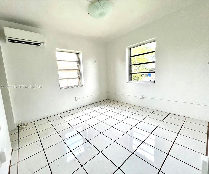 出租: $2,000 (2 贝兹, 1 浴室, 541 平方英尺)