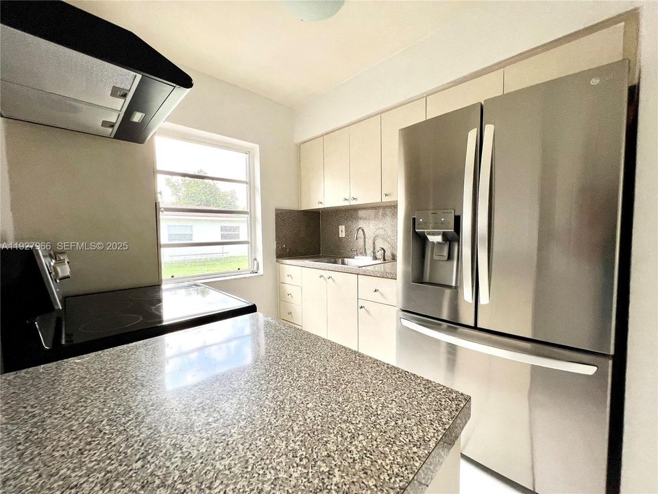 出租: $2,000 (2 贝兹, 1 浴室, 541 平方英尺)