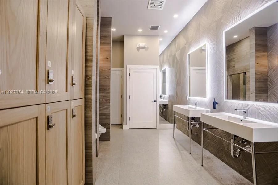 For Rent: $5,500 (3 beds, 2 baths, 2118 Square Feet)