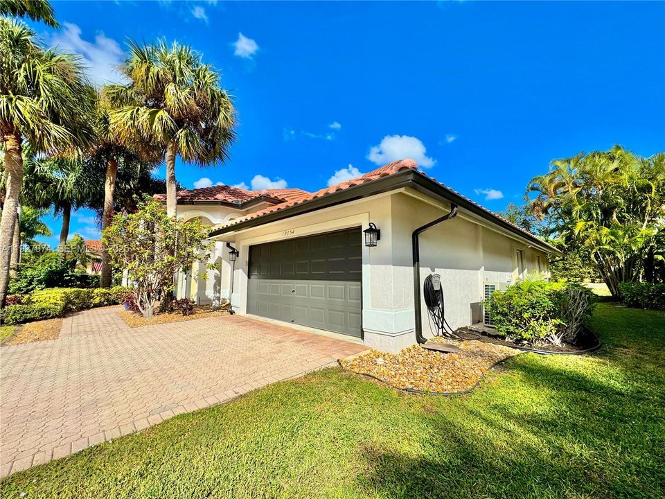 For Rent: $5,500 (3 beds, 2 baths, 2118 Square Feet)