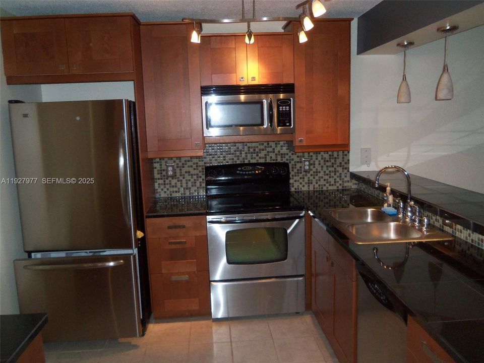 For Rent: $2,150 (2 beds, 2 baths, 940 Square Feet)