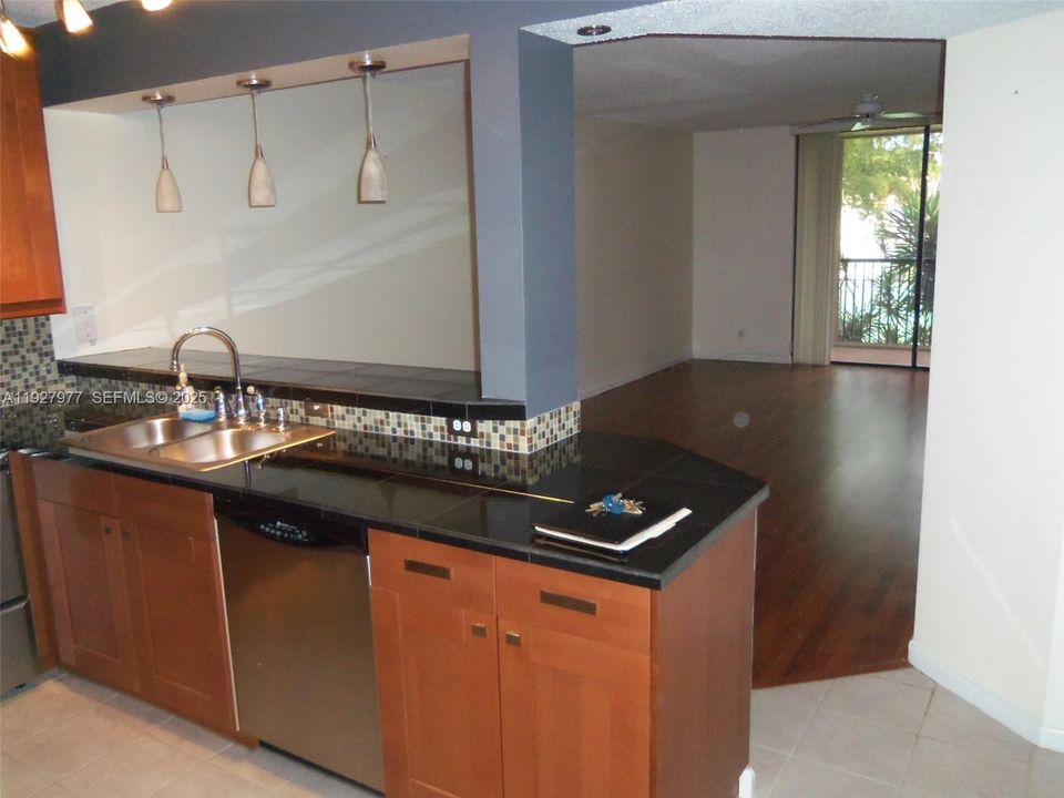 For Rent: $2,150 (2 beds, 2 baths, 940 Square Feet)