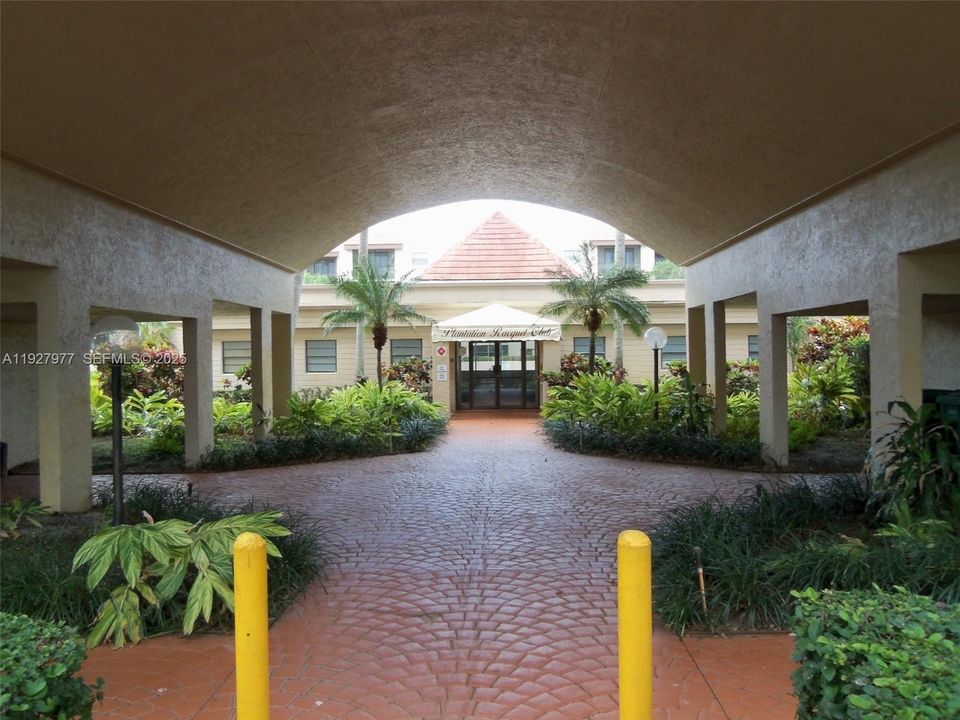 For Rent: $2,150 (2 beds, 2 baths, 940 Square Feet)