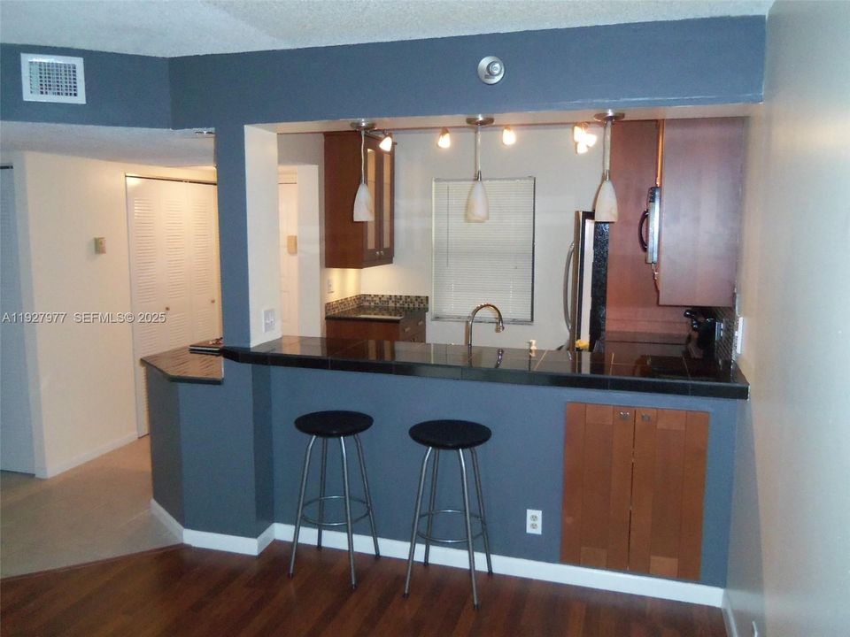For Rent: $2,150 (2 beds, 2 baths, 940 Square Feet)
