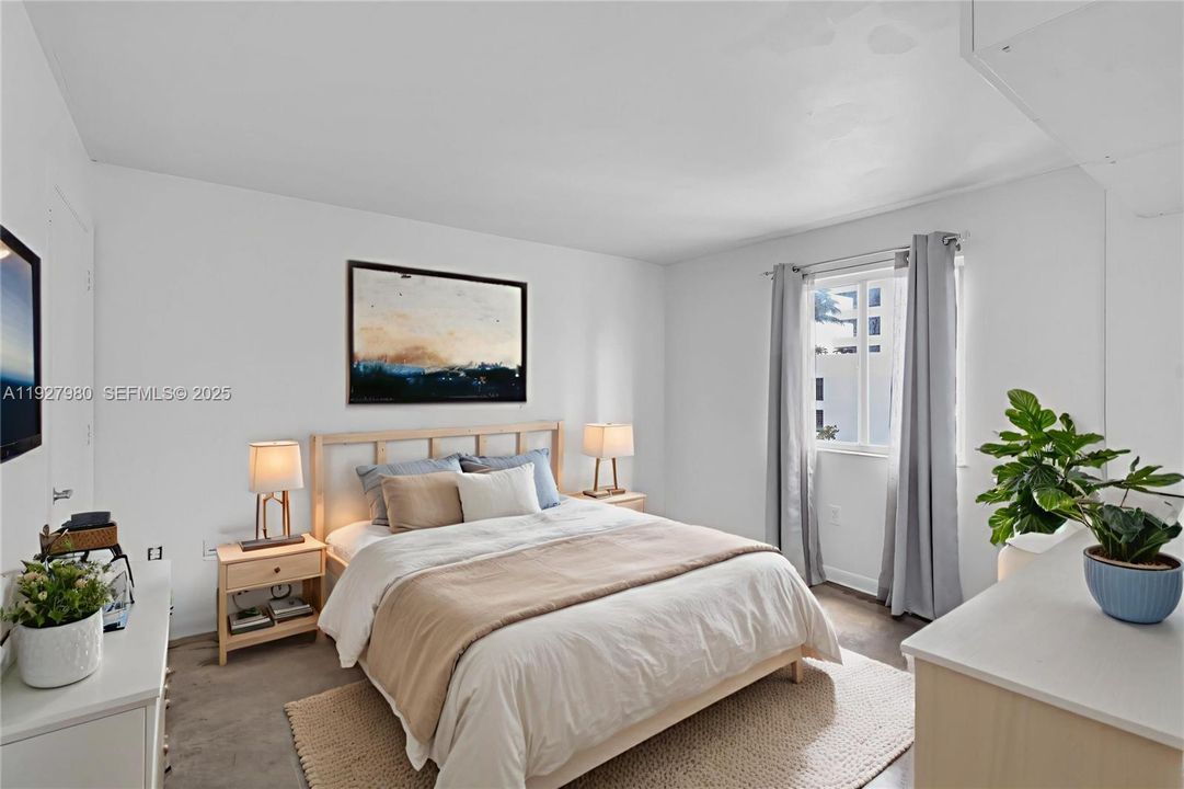 For Sale: $650,000 (2 beds, 2 baths, 990 Square Feet)