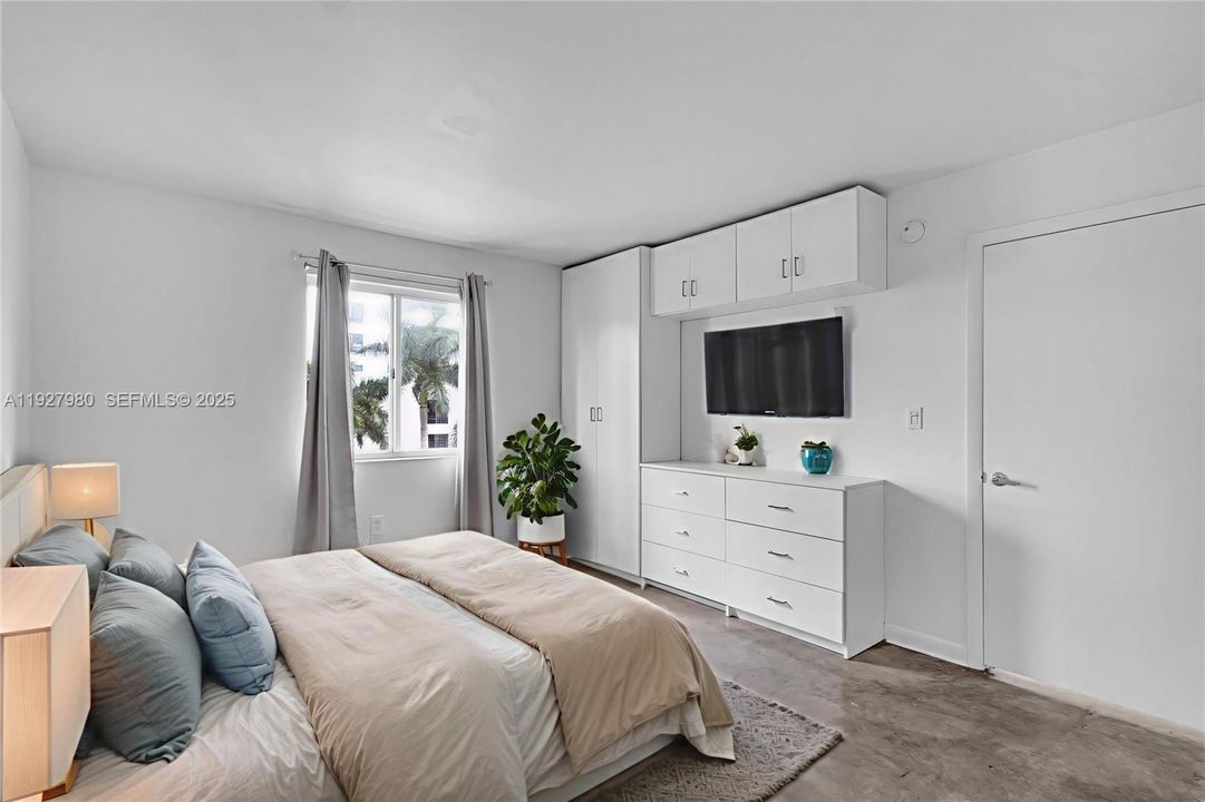 For Sale: $650,000 (2 beds, 2 baths, 990 Square Feet)