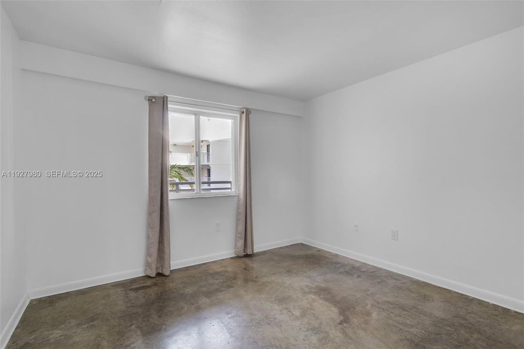 For Sale: $650,000 (2 beds, 2 baths, 990 Square Feet)