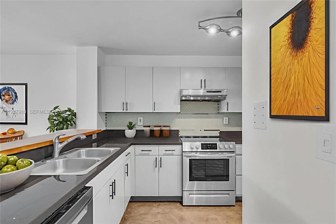 For Sale: $650,000 (2 beds, 2 baths, 990 Square Feet)