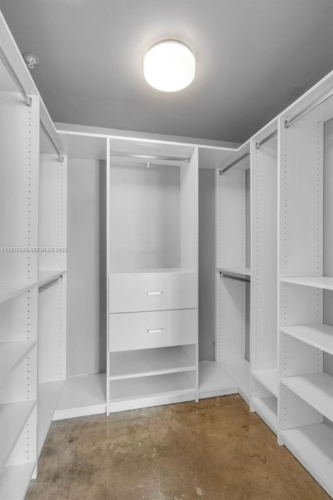 For Sale: $650,000 (2 beds, 2 baths, 990 Square Feet)