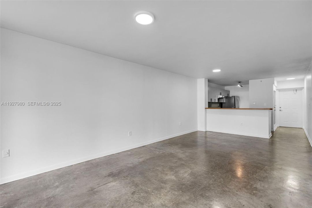 For Sale: $650,000 (2 beds, 2 baths, 990 Square Feet)