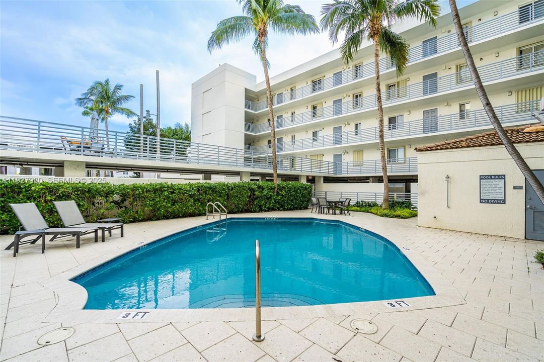 For Sale: $650,000 (2 beds, 2 baths, 990 Square Feet)