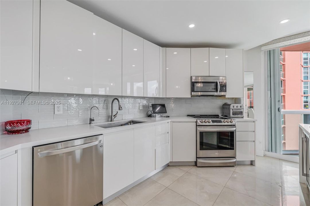 Unique floorplan - open custom kitchen