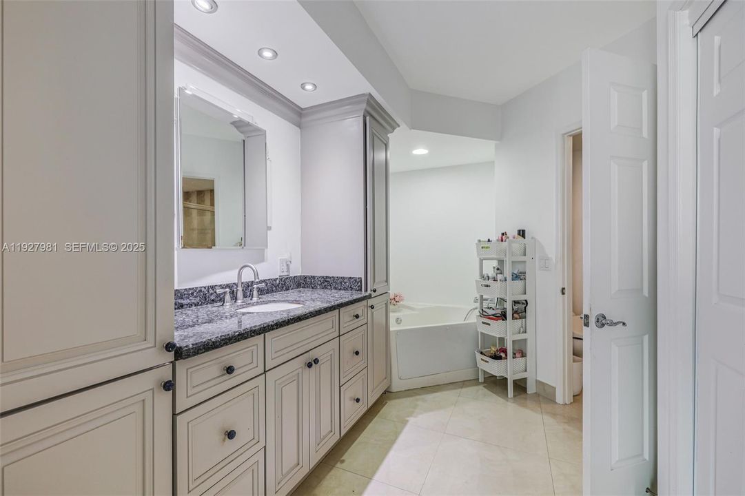 待售: $699,000 (2 贝兹, 2 浴室, 1610 平方英尺)