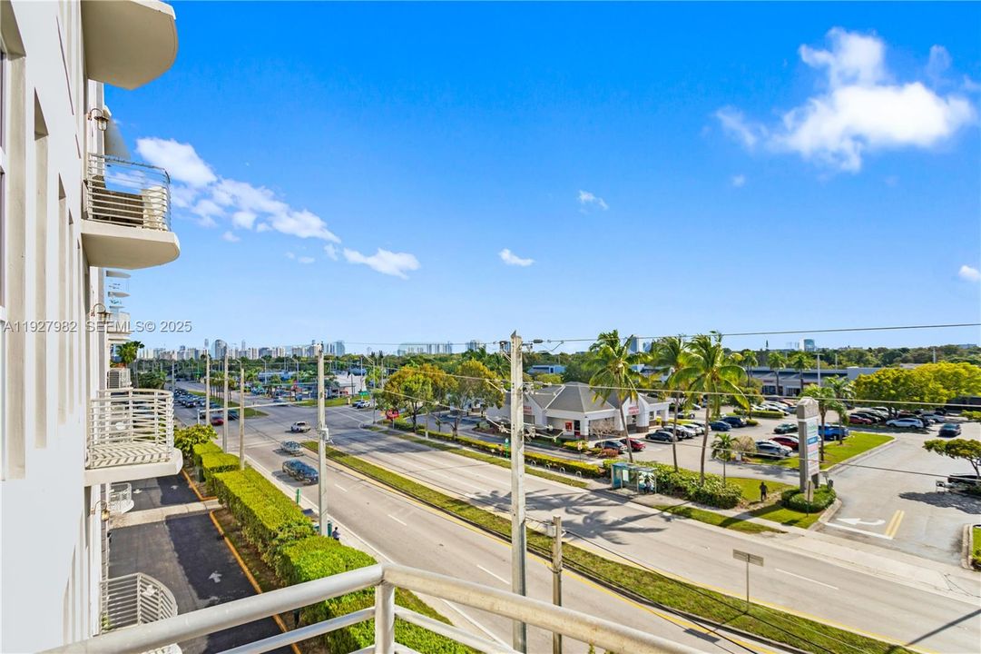 待售: $279,000 (1 贝兹, 1 浴室, 827 平方英尺)