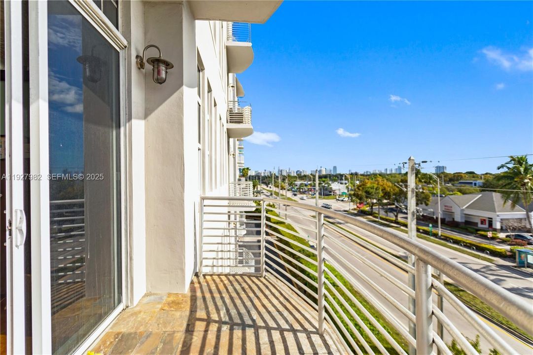 待售: $279,000 (1 贝兹, 1 浴室, 827 平方英尺)