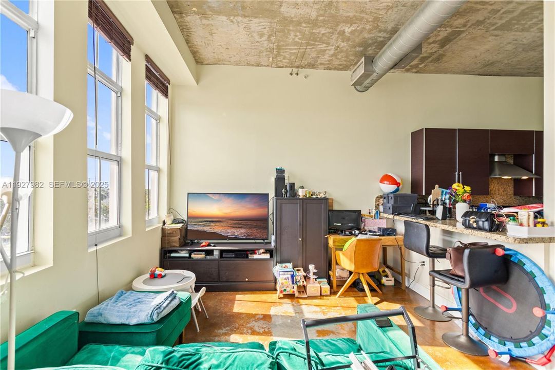 待售: $279,000 (1 贝兹, 1 浴室, 827 平方英尺)