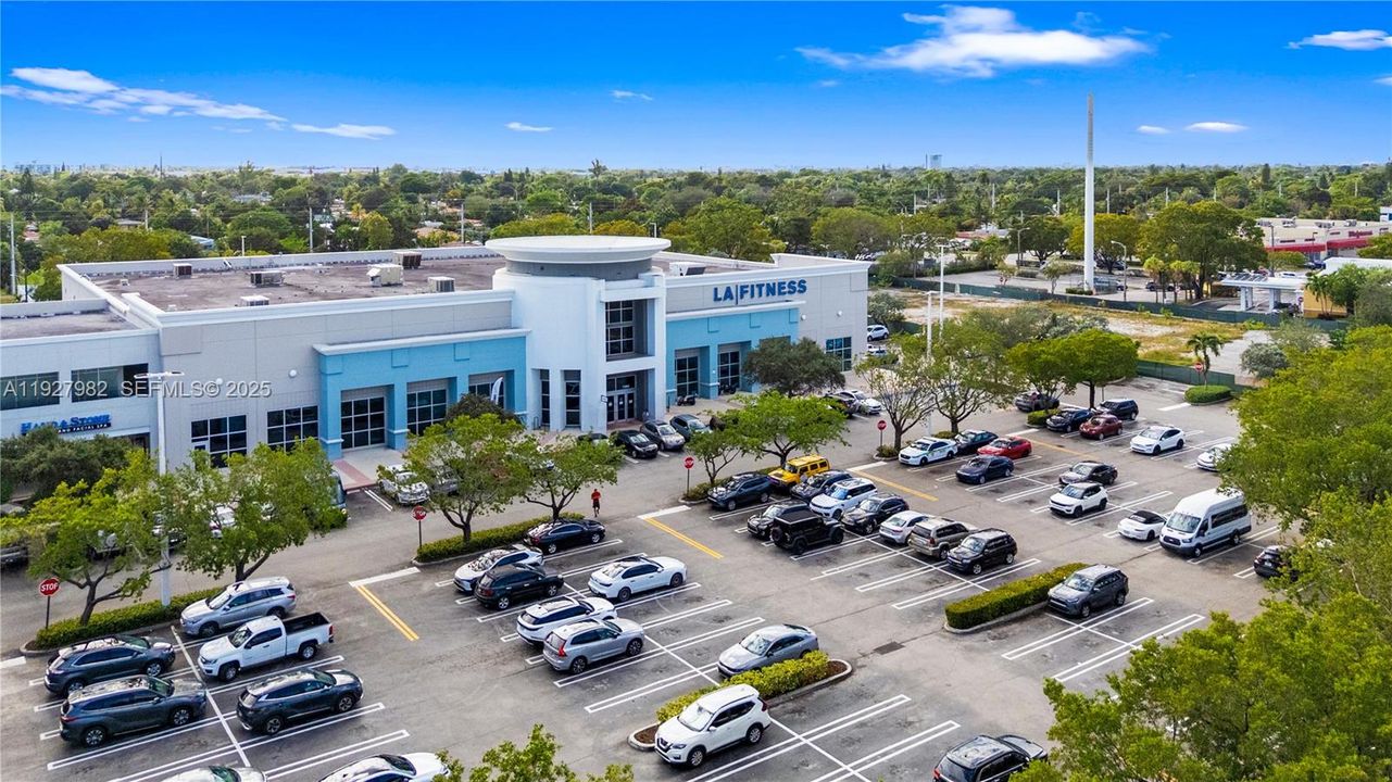 待售: $279,000 (1 贝兹, 1 浴室, 827 平方英尺)