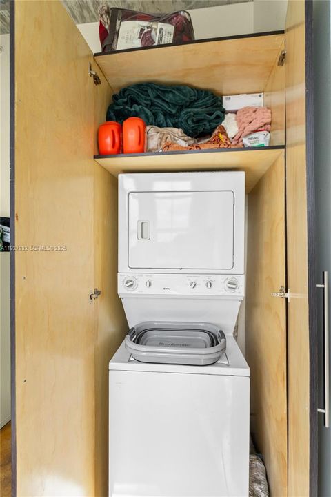 待售: $279,000 (1 贝兹, 1 浴室, 827 平方英尺)