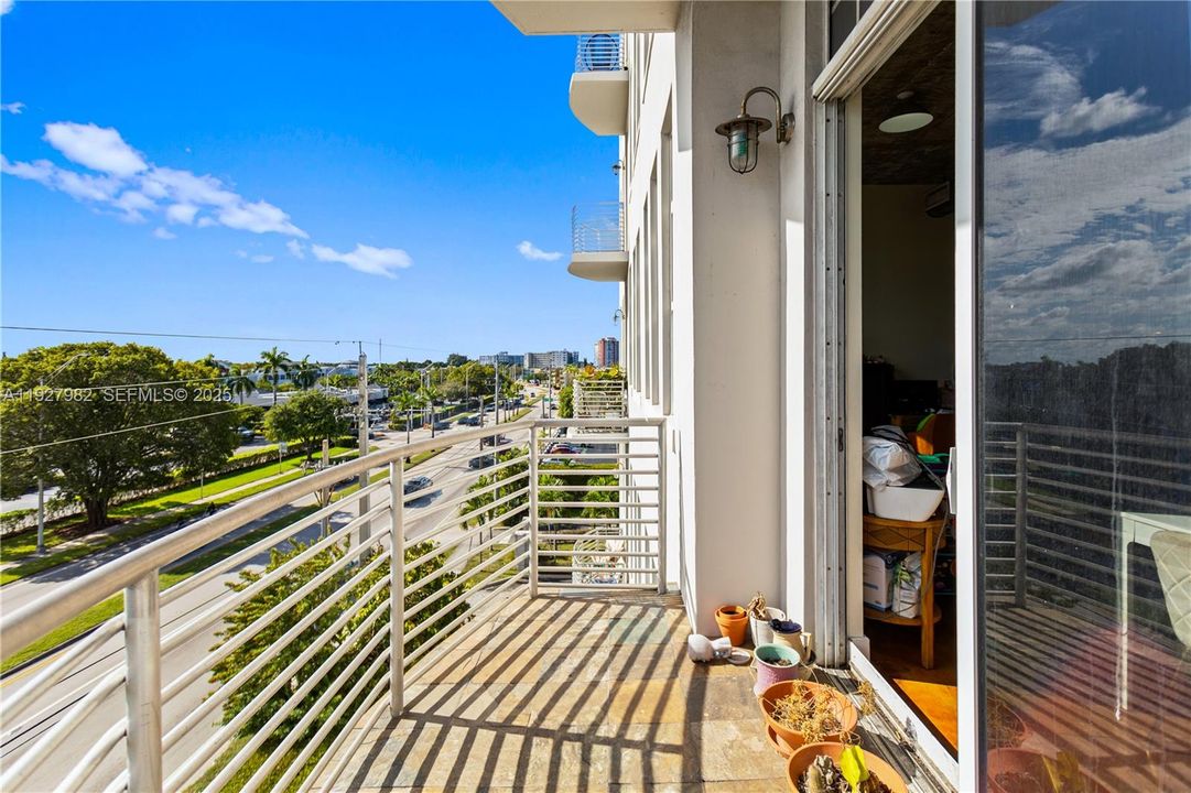 待售: $279,000 (1 贝兹, 1 浴室, 827 平方英尺)