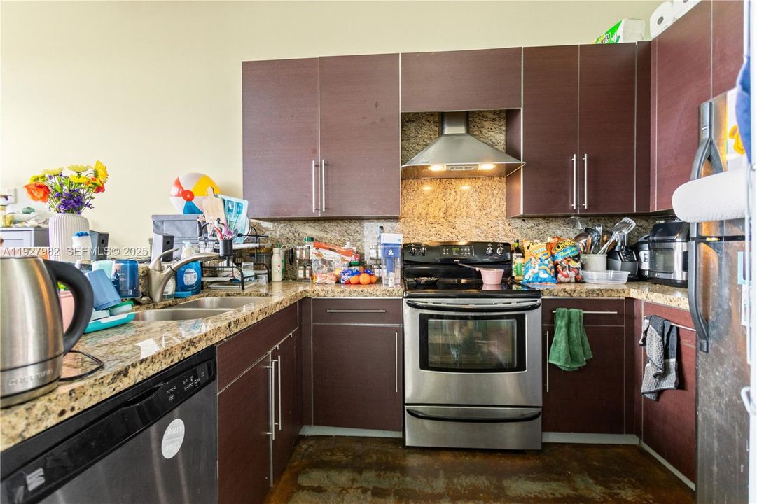 待售: $279,000 (1 贝兹, 1 浴室, 827 平方英尺)