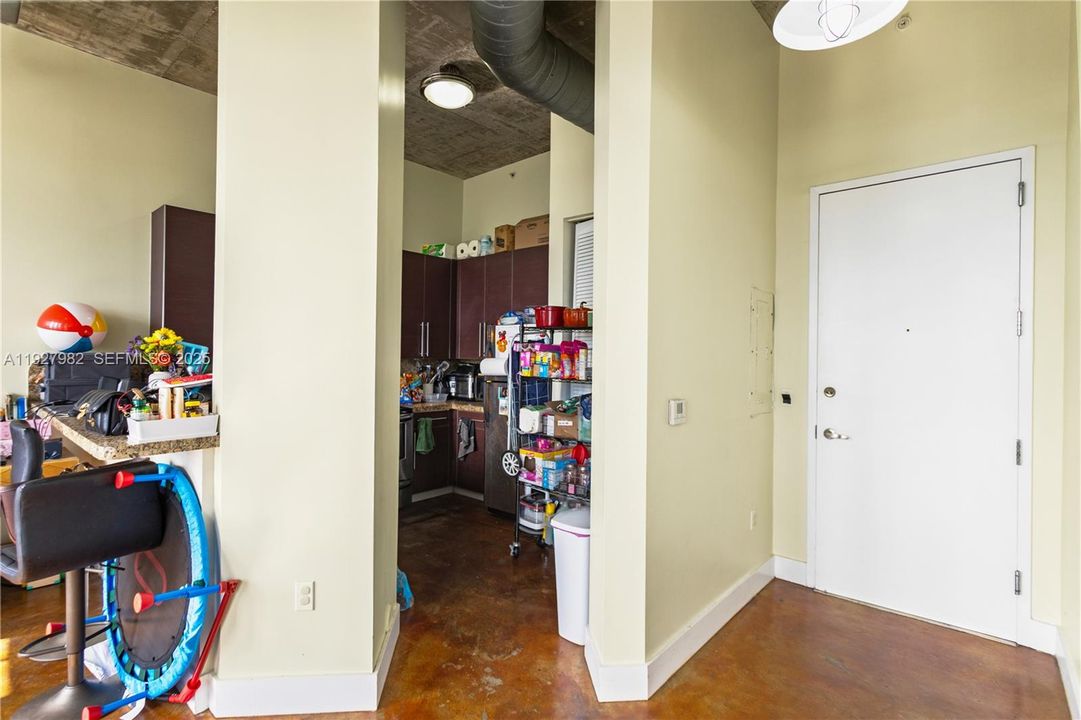 待售: $279,000 (1 贝兹, 1 浴室, 827 平方英尺)