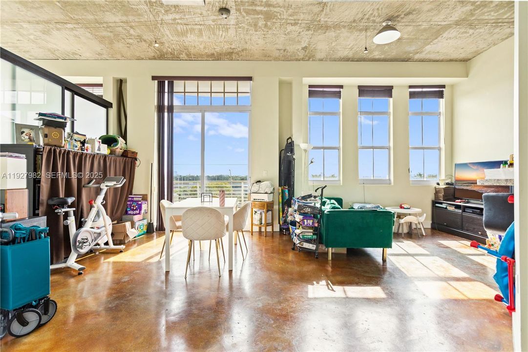 待售: $279,000 (1 贝兹, 1 浴室, 827 平方英尺)