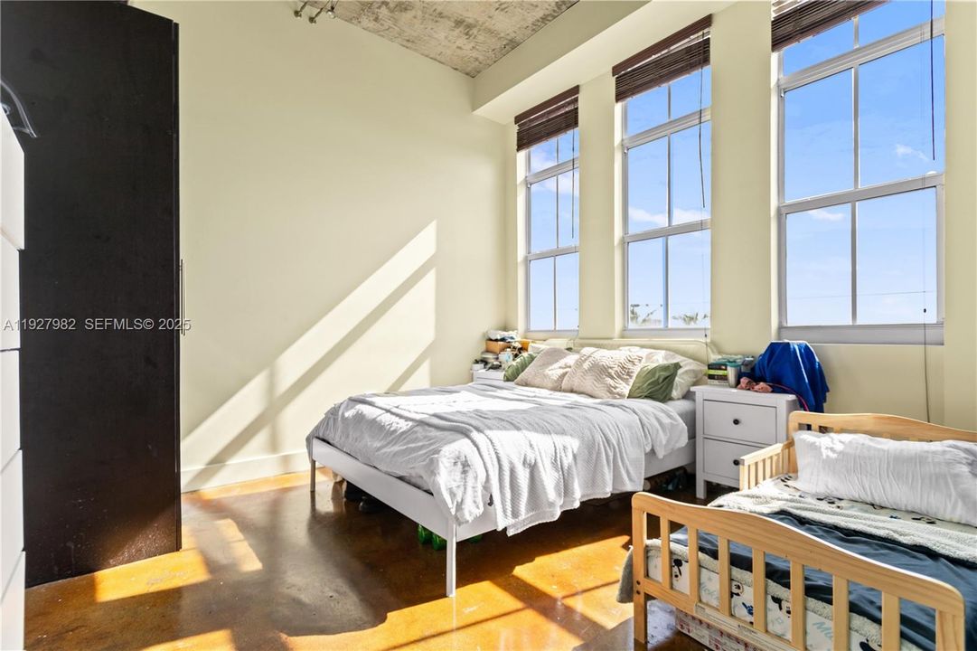 待售: $279,000 (1 贝兹, 1 浴室, 827 平方英尺)