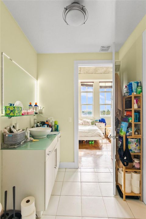 待售: $279,000 (1 贝兹, 1 浴室, 827 平方英尺)