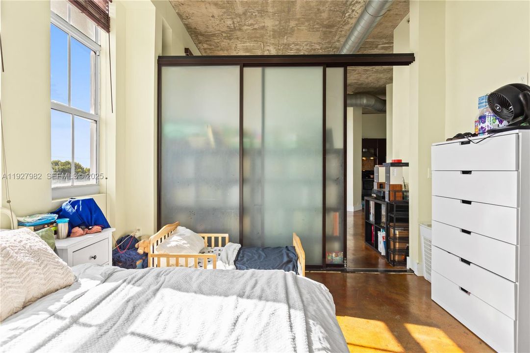 待售: $279,000 (1 贝兹, 1 浴室, 827 平方英尺)