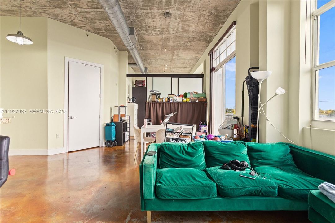 待售: $279,000 (1 贝兹, 1 浴室, 827 平方英尺)