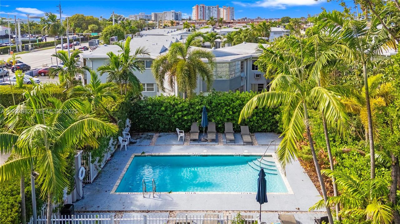 待售: $279,000 (1 贝兹, 1 浴室, 827 平方英尺)