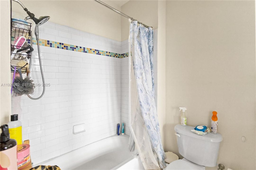 待售: $279,000 (1 贝兹, 1 浴室, 827 平方英尺)