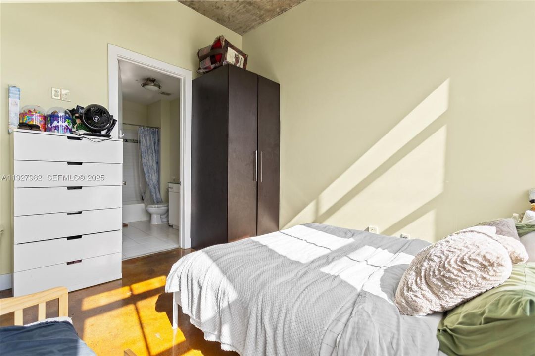 待售: $279,000 (1 贝兹, 1 浴室, 827 平方英尺)