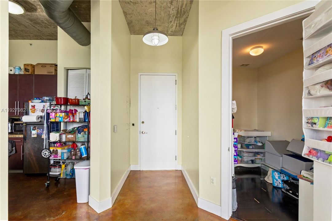 待售: $279,000 (1 贝兹, 1 浴室, 827 平方英尺)